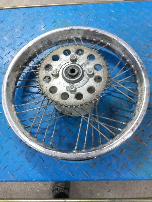 jante roue arrière Yamaha 125 SR 10F — photo 1/4