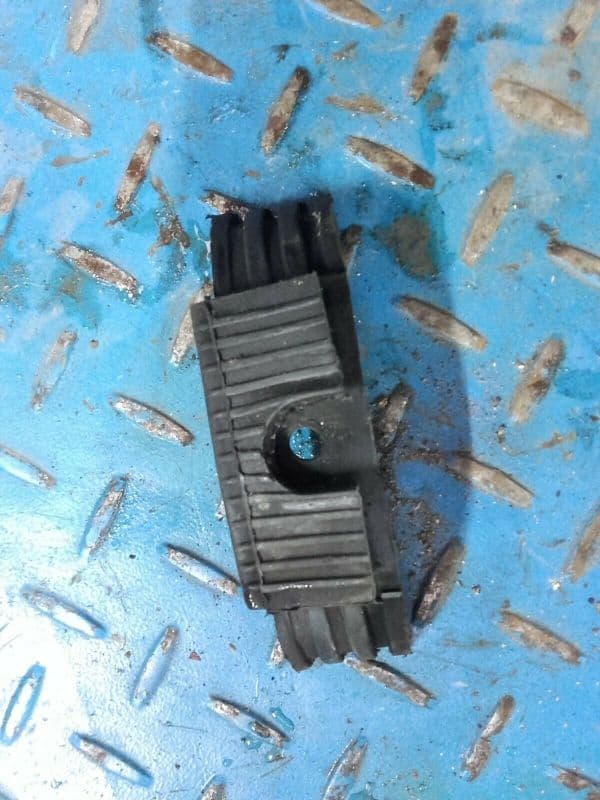 support caoutchouc de réservoir Yamaha 125 SR 10F — photo 1/2