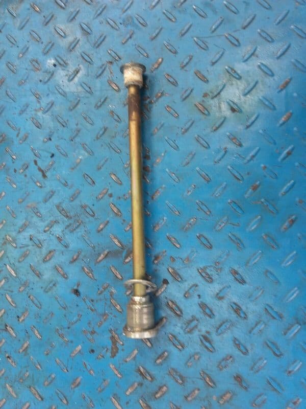 axe de bras oscillant Triumph Sprint RS 955 i 02-04 — photo 1/1