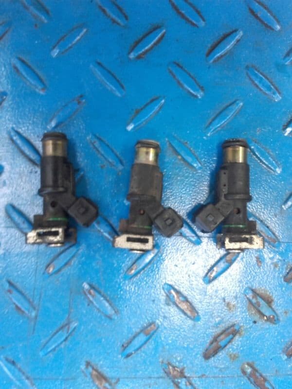 injecteurs injection Triumph Sprint RS 955 i 02-04 — photo 1/1