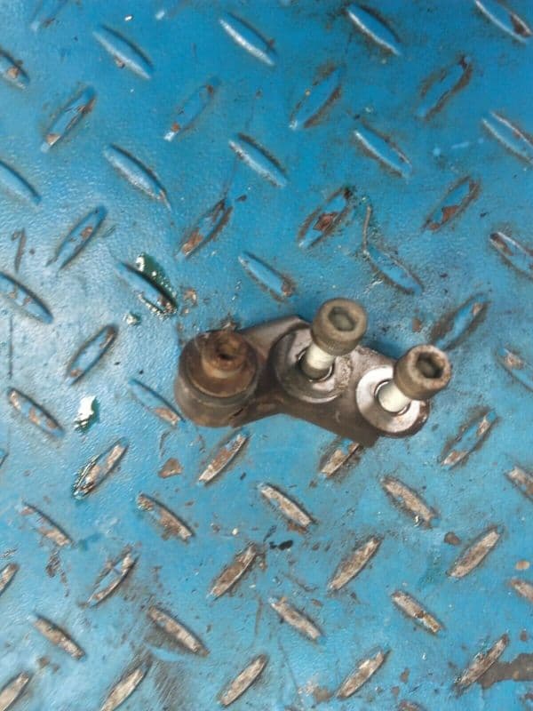 patte de fixation support Triumph Sprint RS 955 i 02-04 — photo 1/1