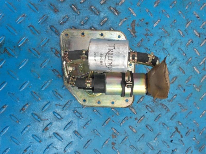 pompe a essence Triumph Sprint RS 955 i 02-04 — photo 1/3