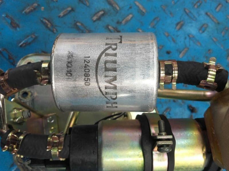 pompe a essence Triumph Sprint RS 955 i 02-04 — photo 2/3