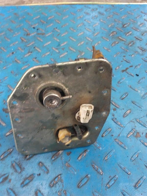 pompe a essence Triumph Sprint RS 955 i 02-04 — photo 3/3