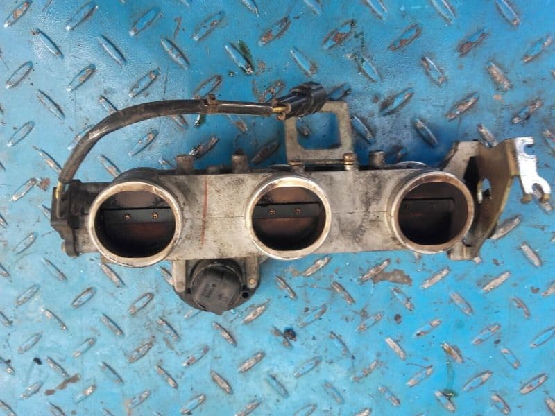 rampe corp d’injection Triumph Sprint RS 955 i 02-04 — photo 1/2
