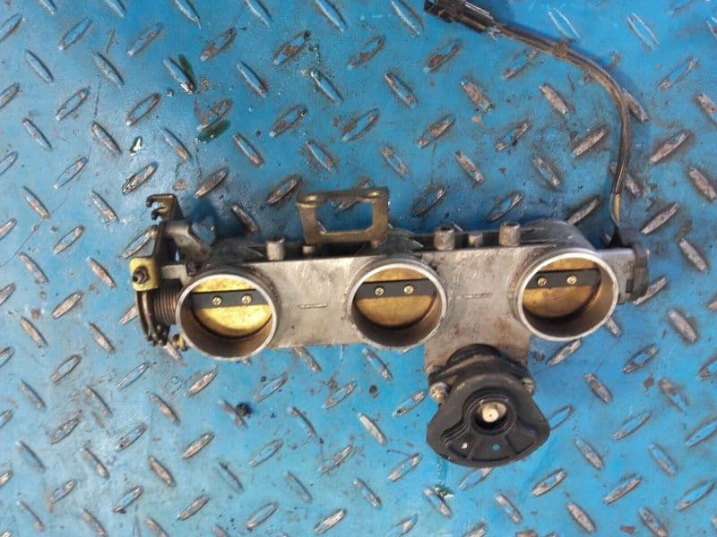 rampe corp d’injection Triumph Sprint RS 955 i 02-04 — photo 2/2
