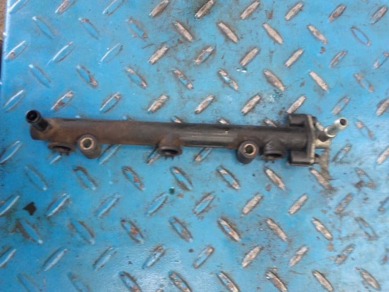 rampe d’injection support injecteurs Triumph Sprint RS 955 i 02-04 — photo 1/1
