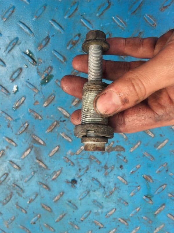vis autre support moteur Triumph Sprint RS 955 i 02-04 — photo 1/1