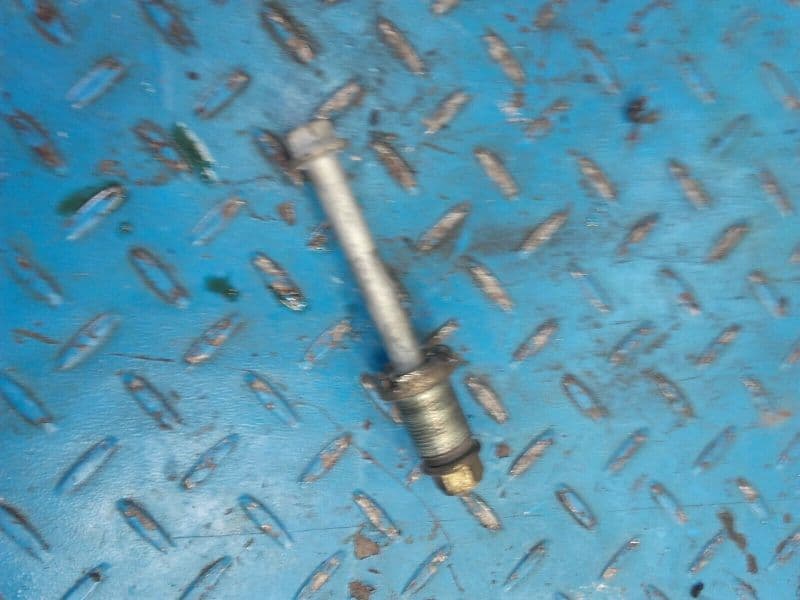 vis support moteur Triumph Sprint RS 955 i 02-04 — photo 1/1