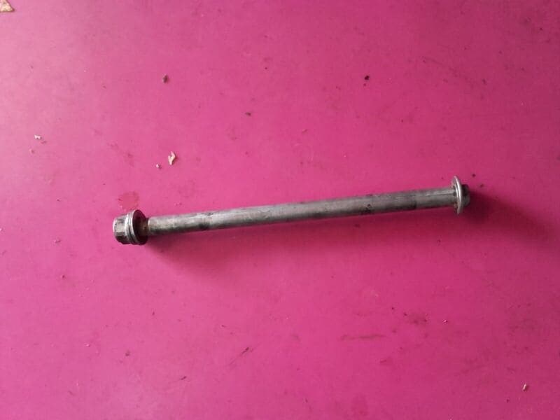 Axe de bras oscillant Honda 125 NSR JC22 — photo 1/1