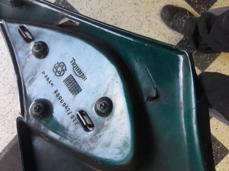 carenage lateral droit flanc de selle Triumph 1200 Trophy T345 — photo 3/3