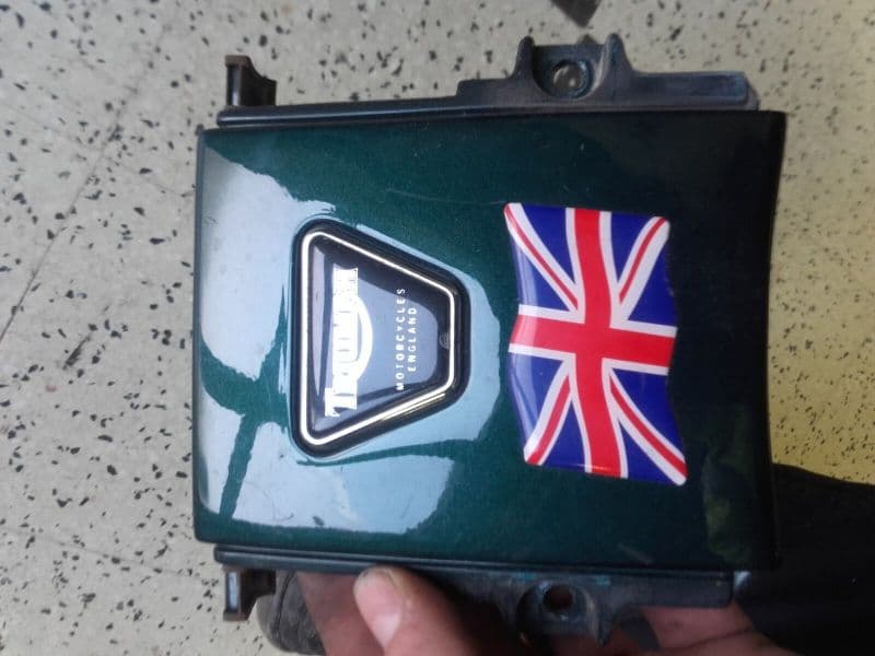 Jonction de carenage coque arriere Triumph 1200 Trophy T345 — photo 1/2