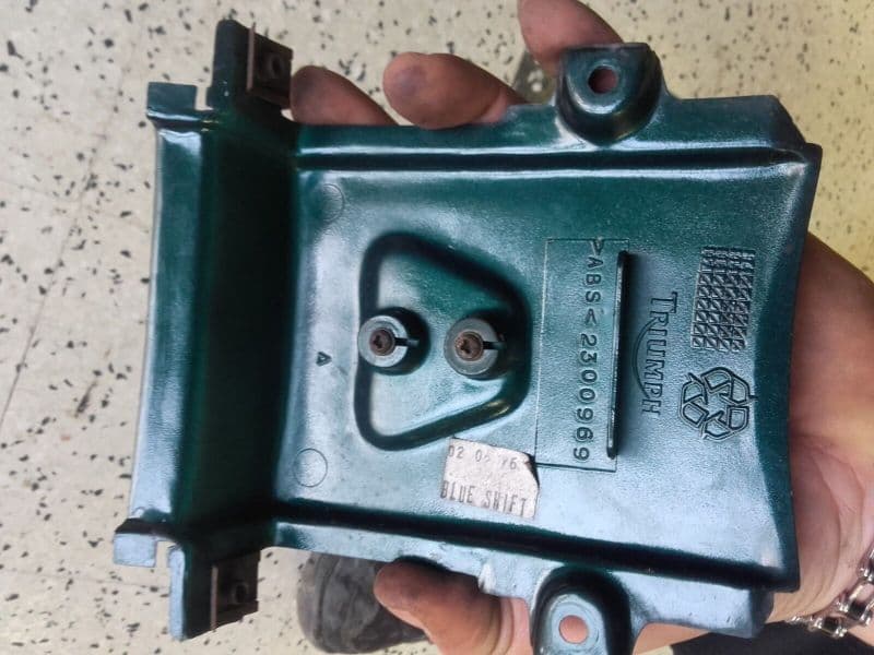 Jonction de carenage coque arriere Triumph 1200 Trophy T345 — photo 2/2