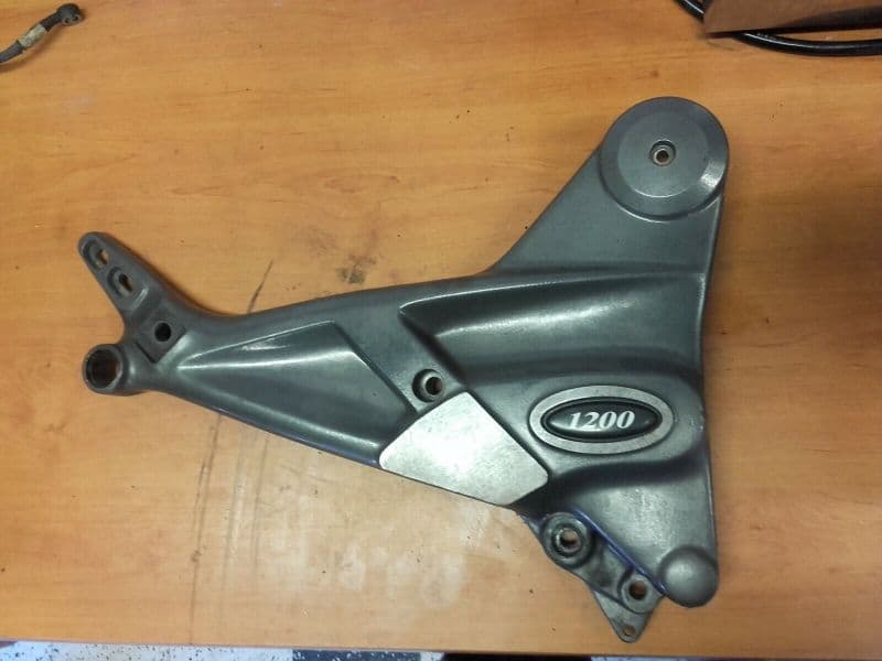 platine de cale repose pied droite Triumph 1200 Trophy T345 — photo 1/2