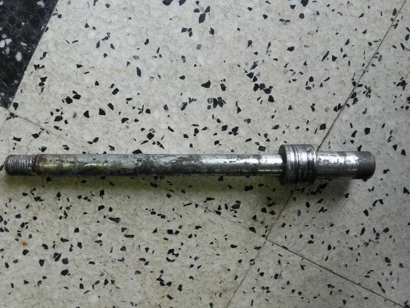 Axe de roue avant Honda 125 NSR tc01 — photo 1/1