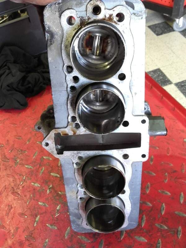 cylindres pistons Kawasaki 550 Zephyr ZR550B — photo 2/4