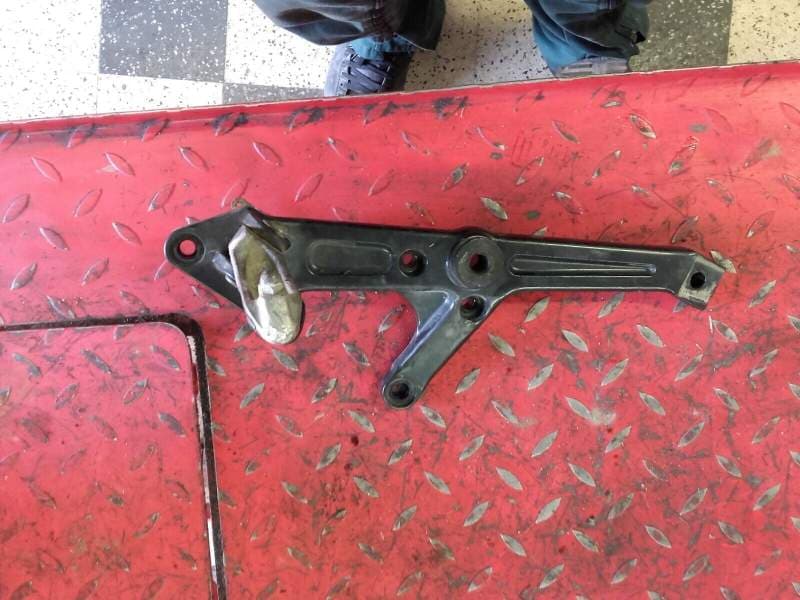platine cale pied avant droite Kawasaki 550 Zephyr ZR550B — photo 1/3