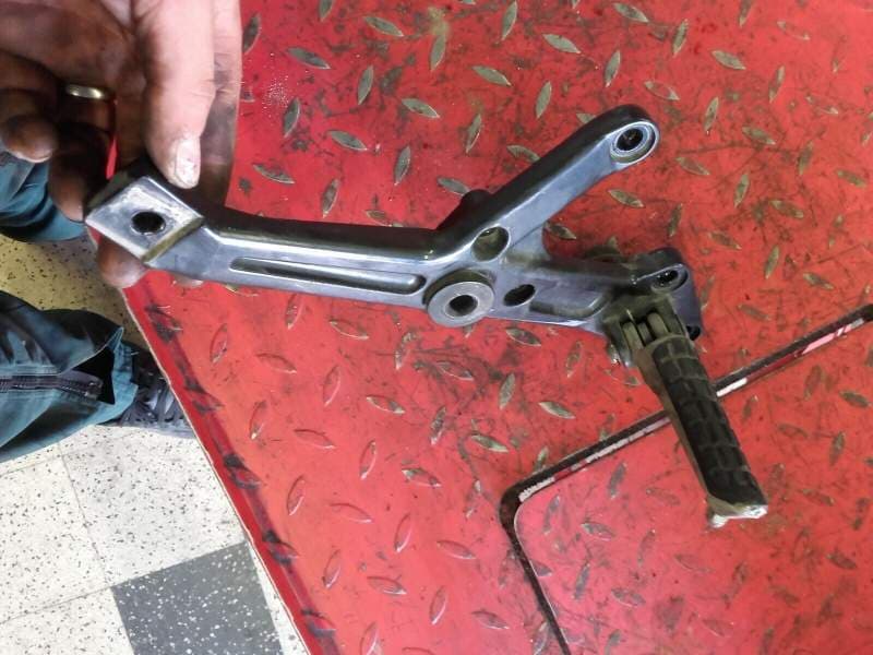 platine cale pied avant droite Kawasaki 550 Zephyr ZR550B — photo 3/3