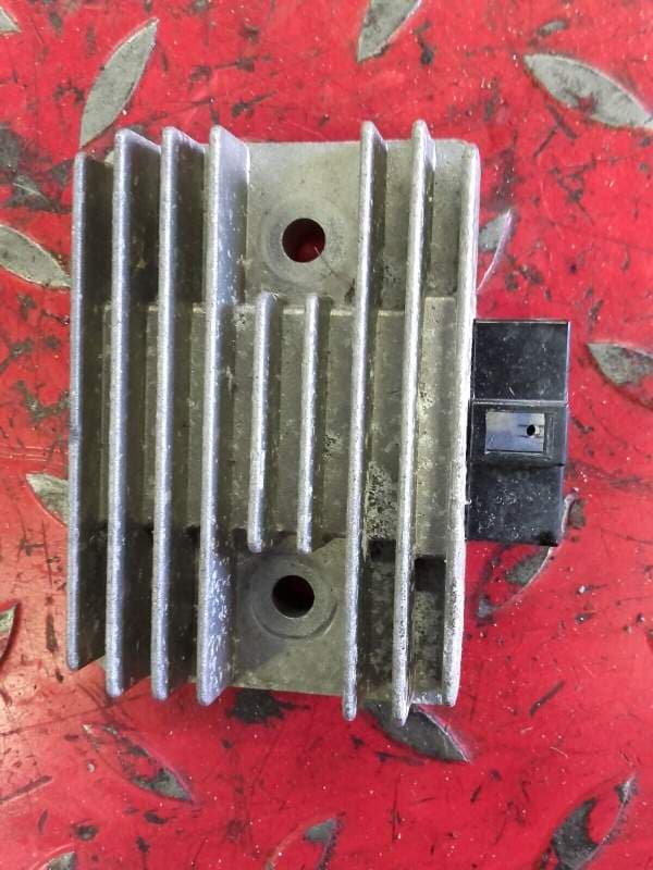 regulateur de tension Kawasaki 550 Zephyr ZR550B — photo 1/2