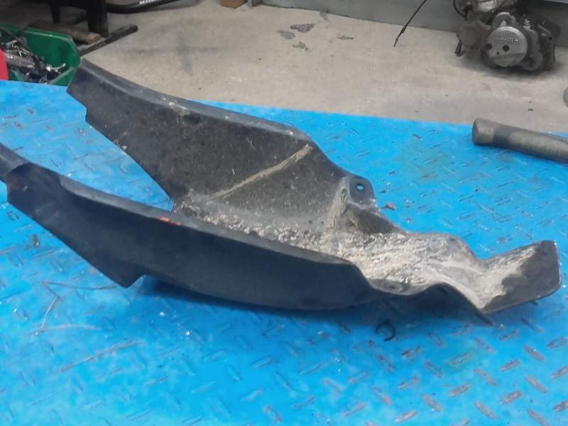 Garde boue passage de roue arrière Aprilia 125 Pegaso GQ — photo 3/3