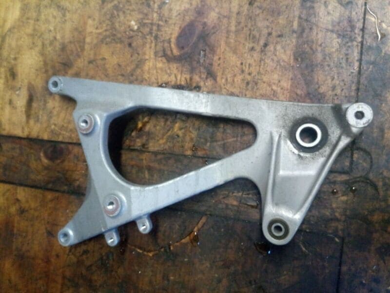 Bras oscillant support échappement Honda 125 SH 01-04 jf09a — photo 1/2