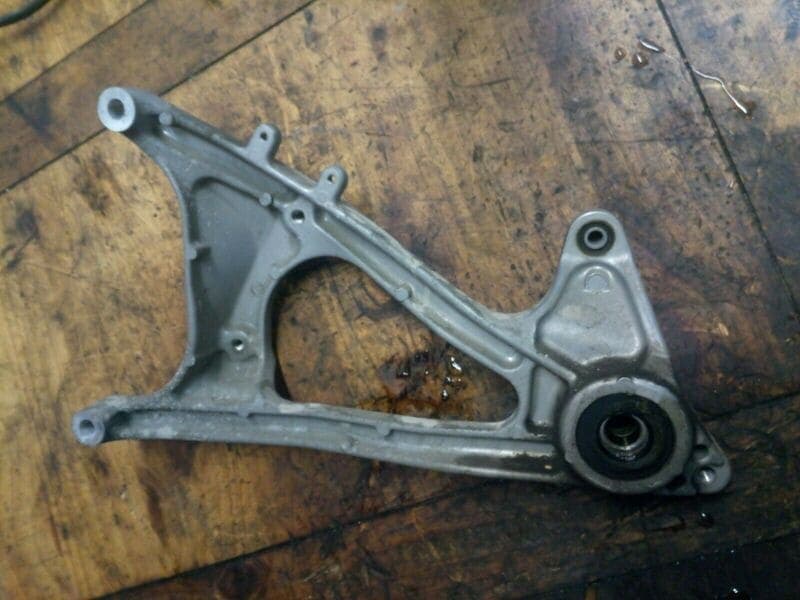 Bras oscillant support échappement Honda 125 SH 01-04 jf09a — photo 2/2