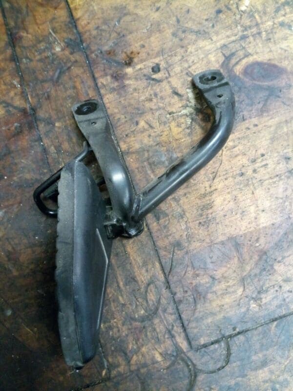 Cale pied passager arrière droit Honda 125 SH 01-04 jf09a — photo 1/2
