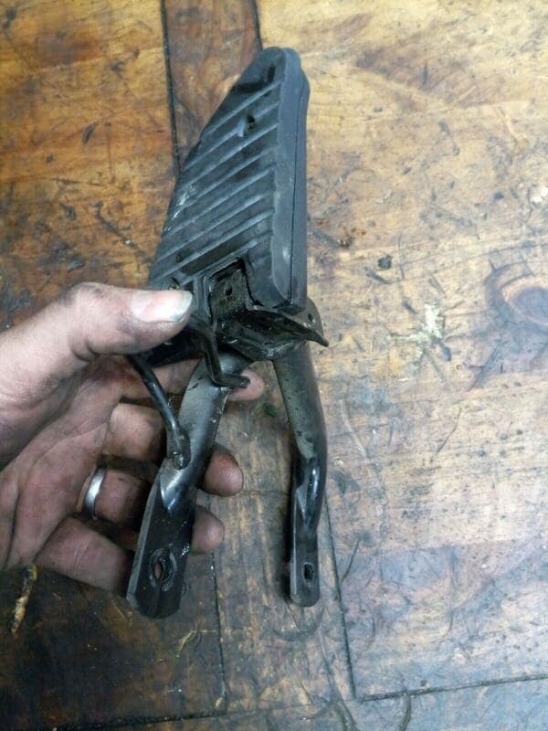 Cale pied passager arrière droit Honda 125 SH 01-04 jf09a — photo 2/2