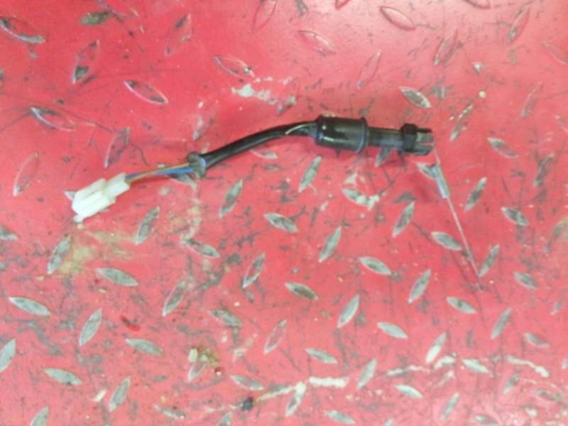 contacteur de frein arriere feu stop Kawasaki 600 ZZR zx600e — photo 1/1
