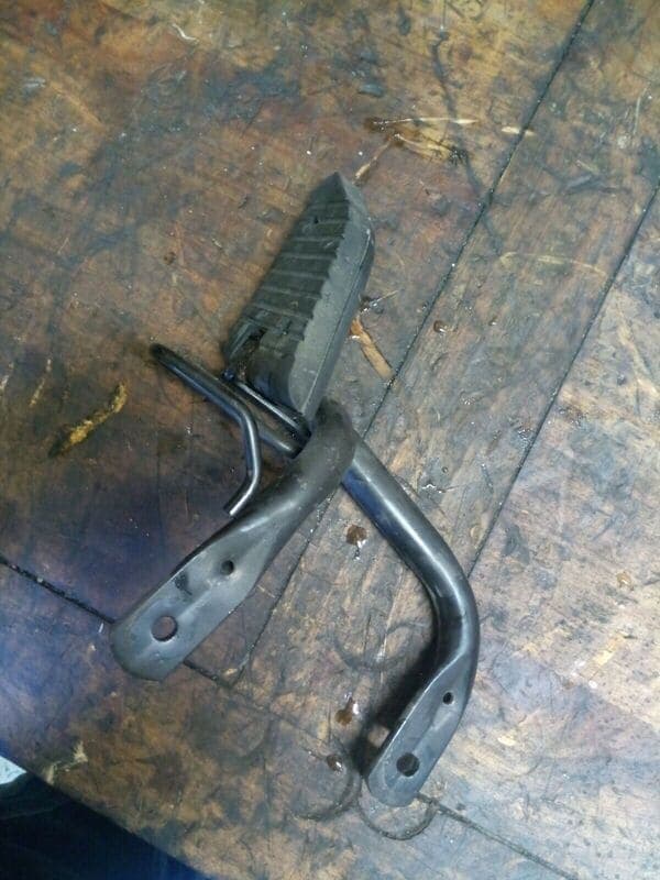 Cale pied passager arrière gauche Honda 125 SH 01-04 jf09a — photo 2/2