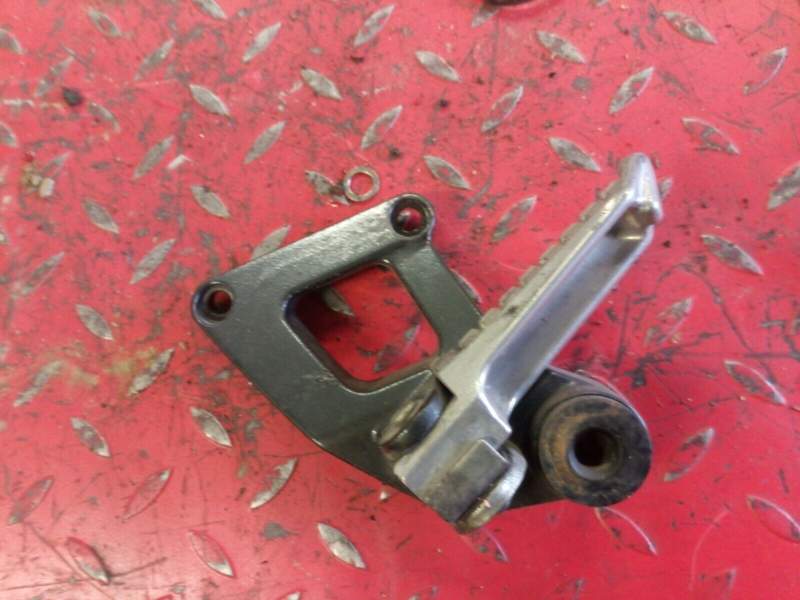 platine de cale pied arriere gauche Kawasaki 600 ZZR zx600e — photo 1/2
