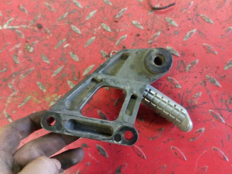platine de cale pied arriere gauche Kawasaki 600 ZZR zx600e — photo 2/2