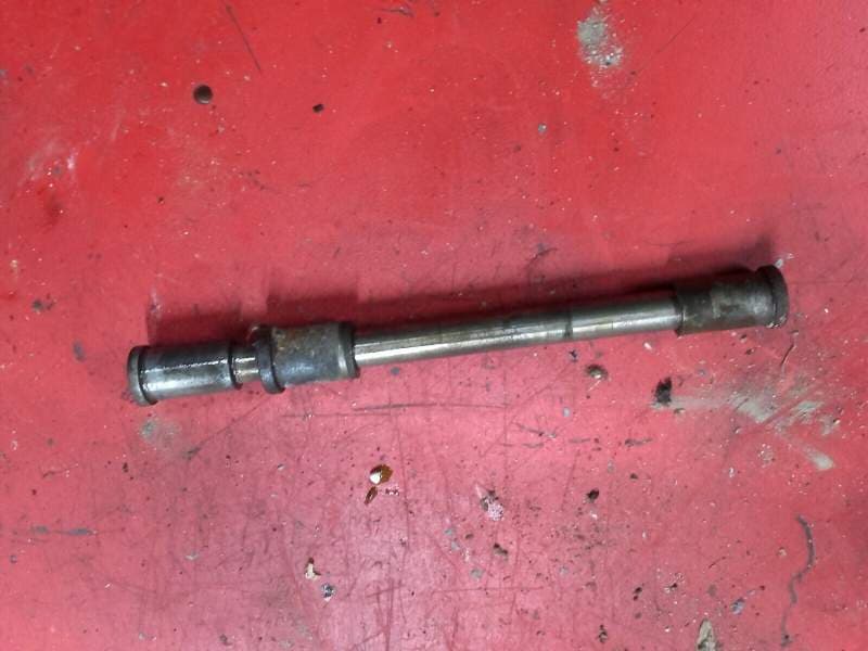 axe de roue avant Kawasaki GPX 750 R zx750f 8€ — photo 1/1