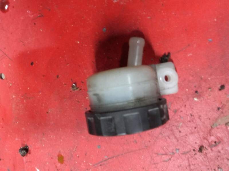 bocal de liquide de frein arriere Kawasaki GPX 750 R zx750f — photo 1/1