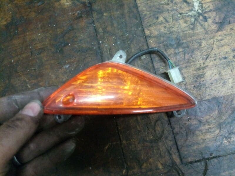 Clignotant avant droit Honda 125 SH 01-04 jf09a — photo 1/2