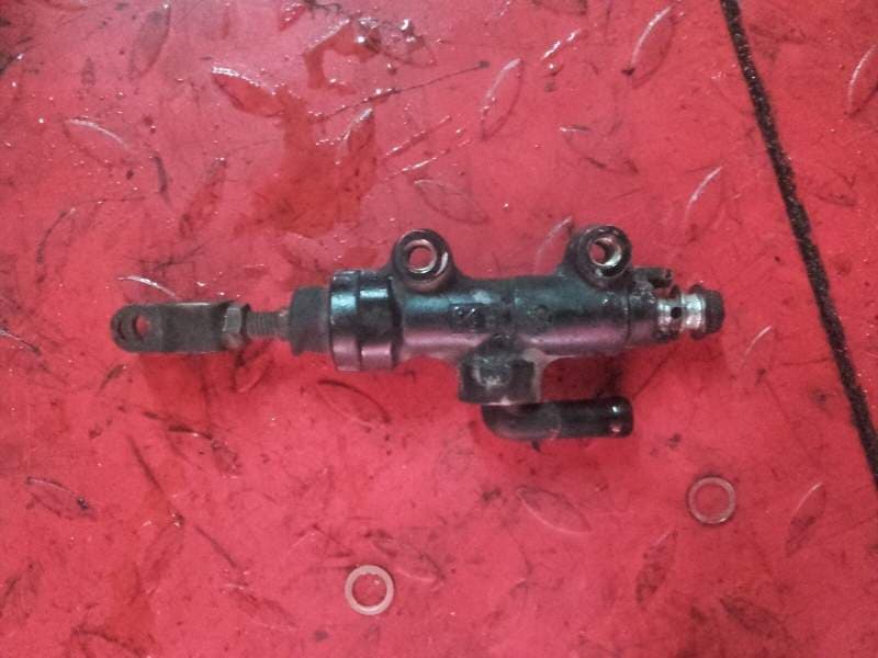 maitre cylindre de frein arriere Kawasaki GPX 750 R zx750f — photo 1/1