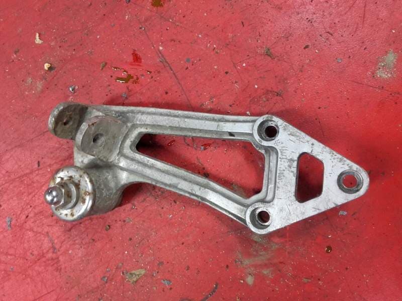 platine cale pied arrière droite Kawasaki GPX 750 R zx750f — photo 1/2