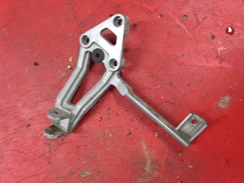 platine cale pied arrière gauche Kawasaki GPX 750 R zx750f — photo 1/2