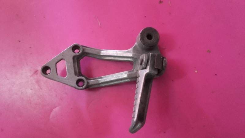 platine de cale pied arrière droite Kawasaki GPX 750 R zx750f — photo 1/2