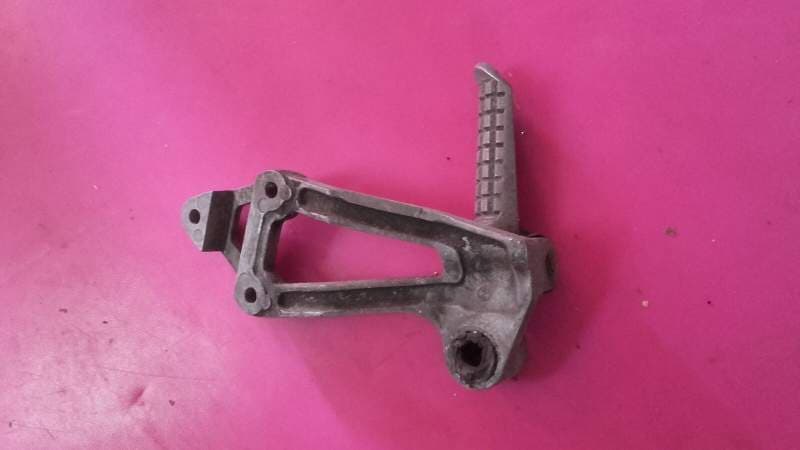 platine de cale pied arrière droite Kawasaki GPX 750 R zx750f — photo 2/2