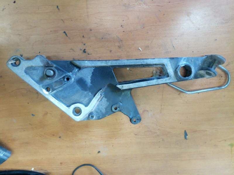 platine de cale pied droite Kawasaki GPZ 1000 RX ZXT00A — photo 1/2