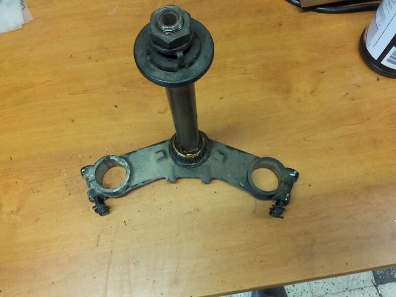 té de fourche inferieur avec colonne de direction Kawasaki GPZ 1000 RX ZXT00A — photo 1/2