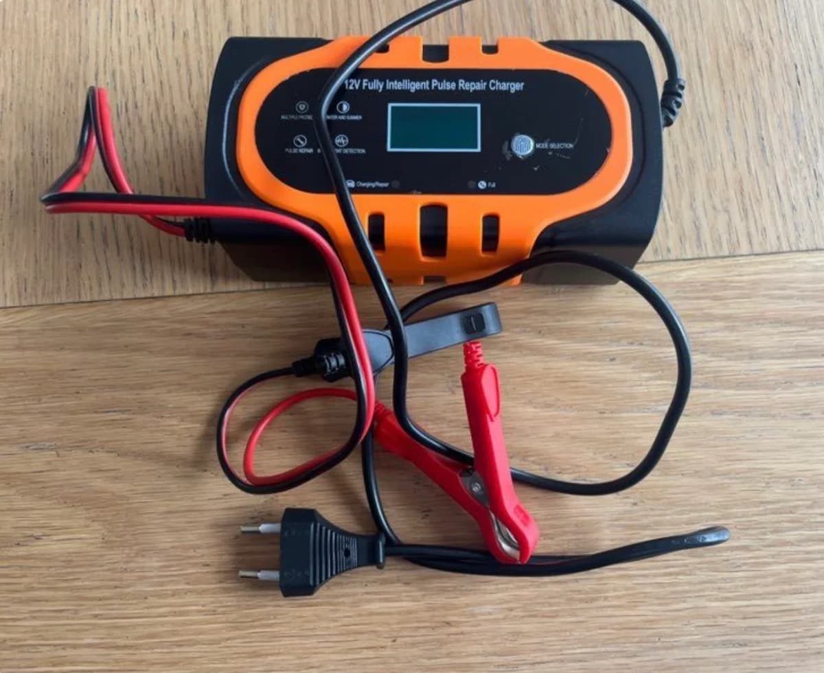 CHARGEUR BATTERIE MOTO — photo 1 sur 2